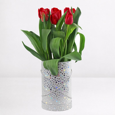 Corazón Luminoso: 10 Tulipanes Rojos en Caja con Corazones