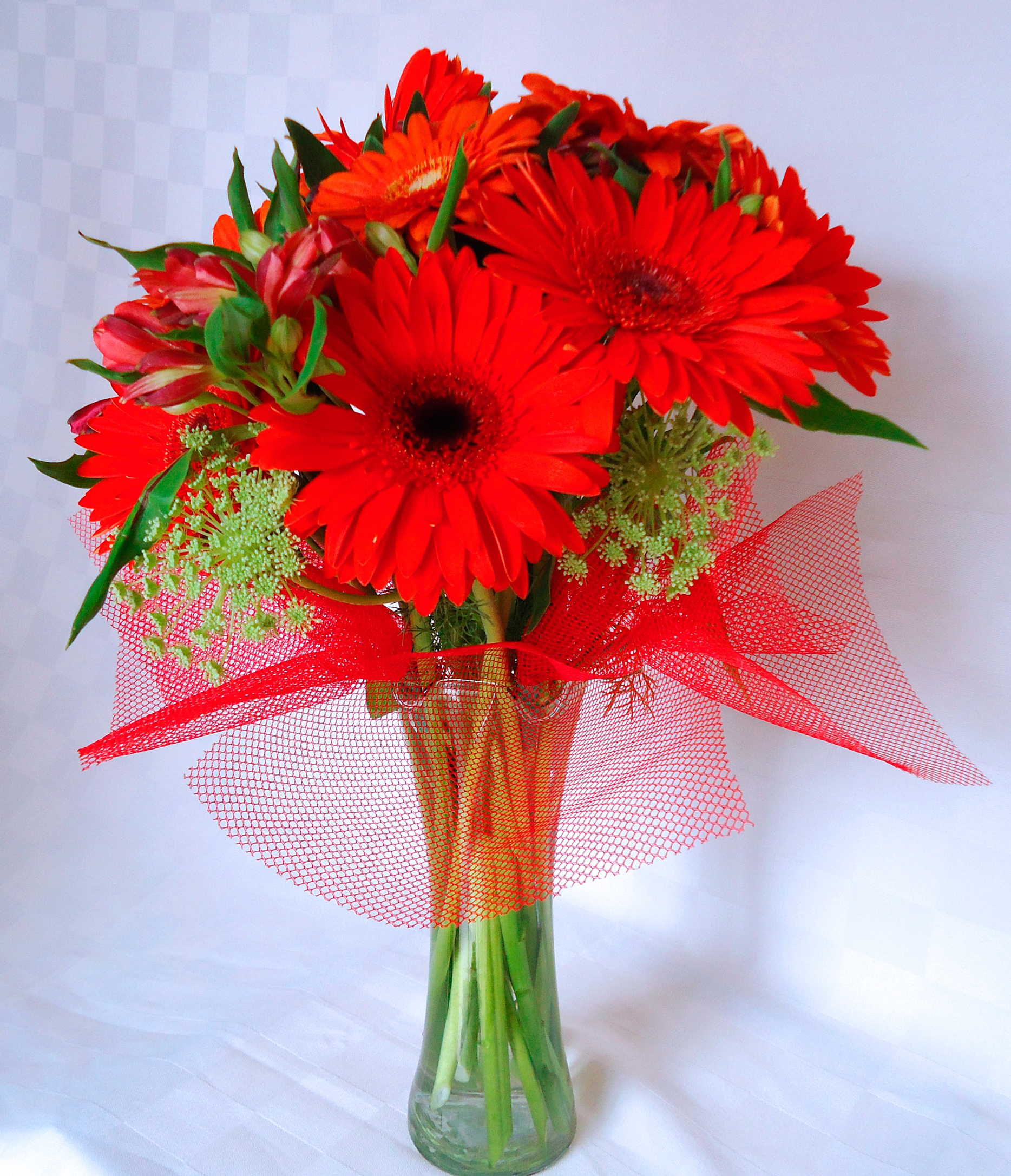 Gerberas rojas en base de vidrio