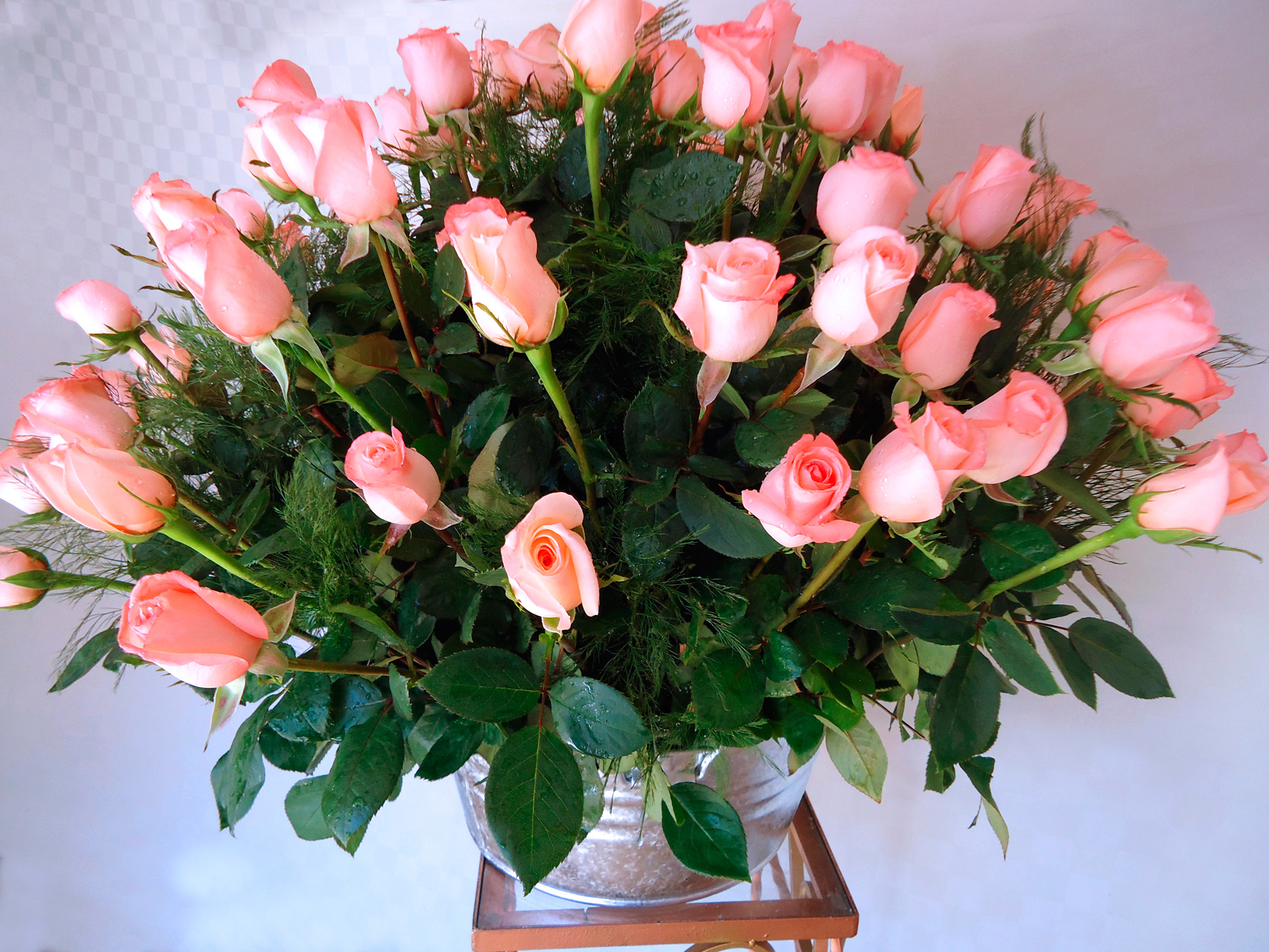 Arreglo floral con rosas color salmon